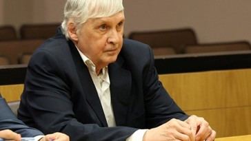 Maestro jubilado condenado a hasta 50 años por abusos a alumnos