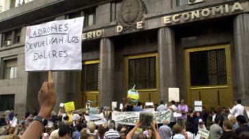 Argentina al borde del colapso, casi en quiebra