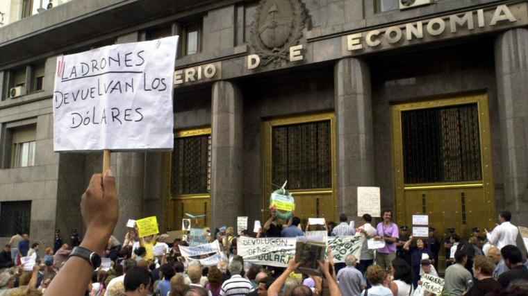 Argentina al borde del colapso, casi en quiebra