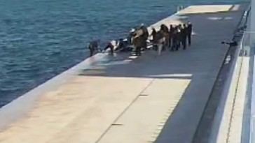 Adolescente cae al mar helado en Rusia y es rescatado con éxito