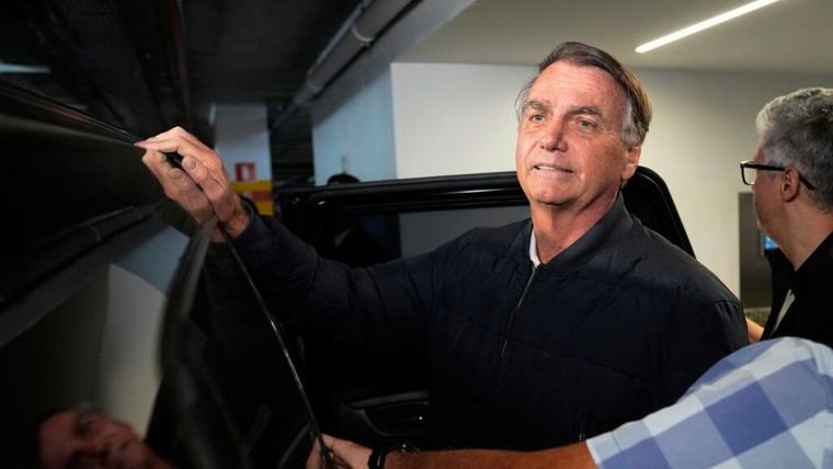 Bolsonaro recibe orden de arresto domiciliario en Brasil