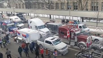 Corte canadiense ordena liberar registros sobre cuentas bancarias congeladas de manifestante del Freedom Convoy