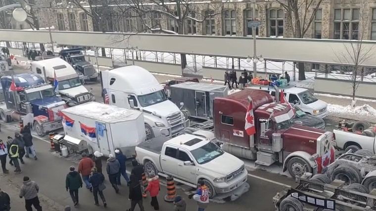 Corte canadiense ordena liberar registros sobre cuentas bancarias congeladas de manifestante del Freedom Convoy
