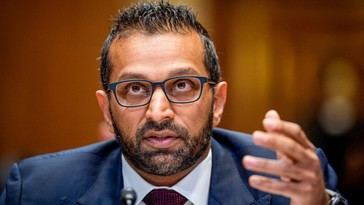 Director del FBI demanda a The Atlantic por difamación tras artículo polémico