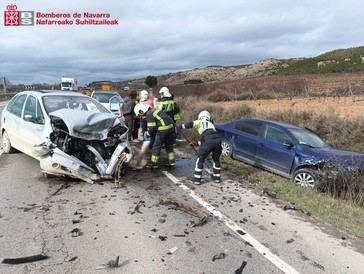 Cuatro heridos leves en choque de vehículos en Azagra