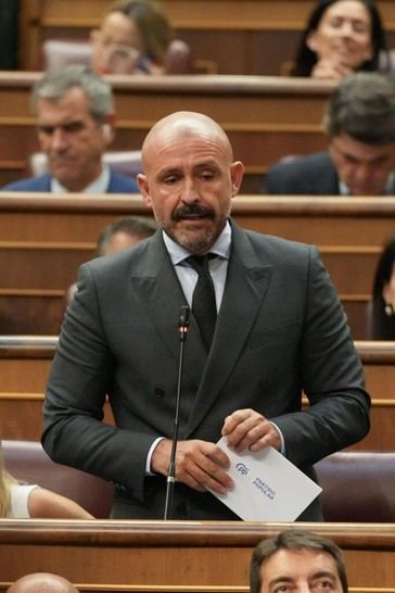 De los Santos critica al Gobierno por priorizar la propaganda feminista sobre la protección de mujeres en Ceuta