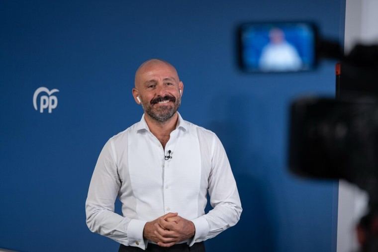 De los Santos critica la falta de acción del Gobierno ante 4,3 millones en riesgo de exclusión social