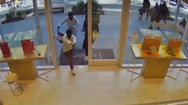 Asalto masivo a joyería en California: 25 encapuchados roban un millón de dólares