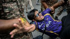 Protestas en Delhi continúan tras liberación de líderes del grupo 'Cockroach'