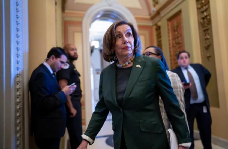 La expresidenta Nancy Pelosi es desalojada de su oficina del Capitolio