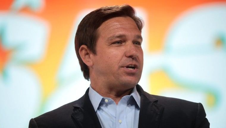 DeSantis insiste en ampliar el centro de detención Alligator Alcatraz a pesar de la orden judicial deteniéndolo