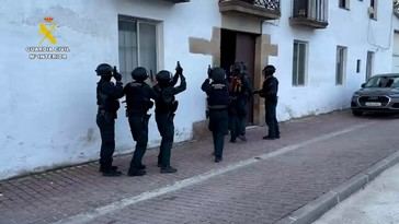 Desmantelada una red que falsificaba permisos de residencia y trabajo por dinero