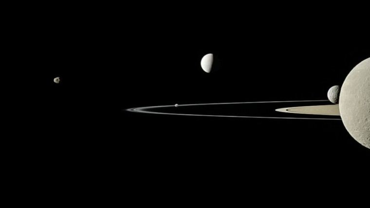 Hallan sustancias esenciales para la vida en Encélado, luna de Saturno