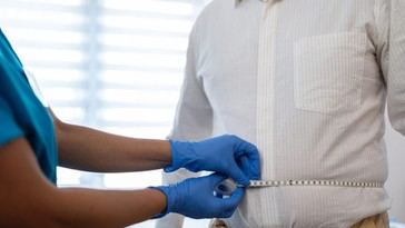 Grasa abdominal aumenta el riesgo de demencia en hombres mayores