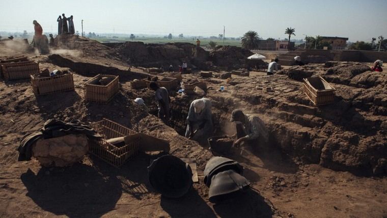 Hallan ciudad egipcia de 2.400 años bajo El Cairo