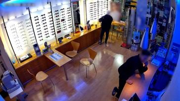 Capturan a dos hombres tras asalto violento en óptica de Alicante