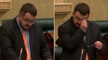 Diputado de derecha llora al salir del clóset y apoyar a migrantes en su discurso
