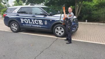 La policía del condado de Fairfax cambia las escopetas por pistolas de frijoles