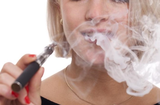 E-cigarrillos desechables liberan más metales tóxicos que 20 cigarrillos, aumentando el riesgo de cáncer de pulmón