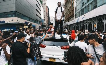 Multitud salvaje destroza autos y agrede a la policía en sorteo de influencer de Twitch en Manhattan