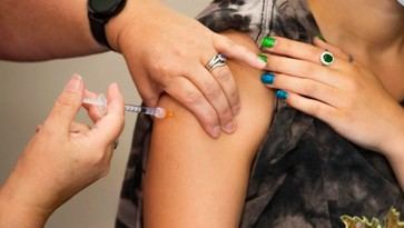 Error en la vacunación causa infección grave en mujer de 30 años