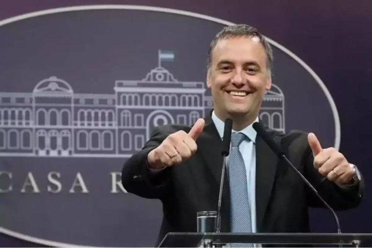 Gobierno implementa medidas para facilitar el uso de dólares en la economía