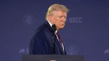 Trump se burla de Biden en cena benéfica (VIDEO)