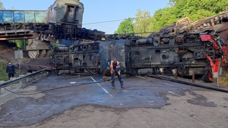 Explosiones destruyen puentes en Rusia, causando tragedia ferroviaria