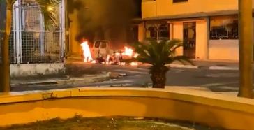 Individuos vestidos como policías causan caos en Ecuador: Más de 50 disparos y lanzagranadas