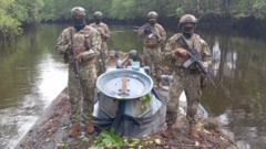 Tropas ecuatorianas descubren un submarino narco de 35 metros en reserva natural