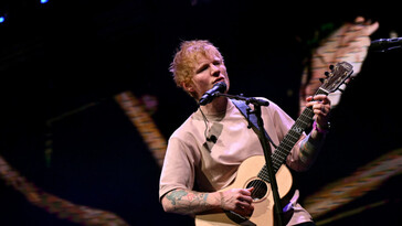 Ed Sheeran se presenta solo tras la renuncia de sus músicos en protesta