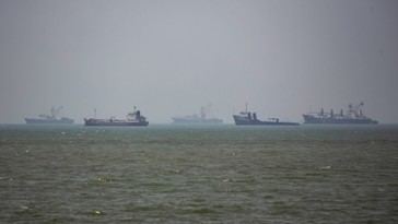 Más de 100 barcos transitan el estrecho de Ormuz en dos días, según EE.UU
