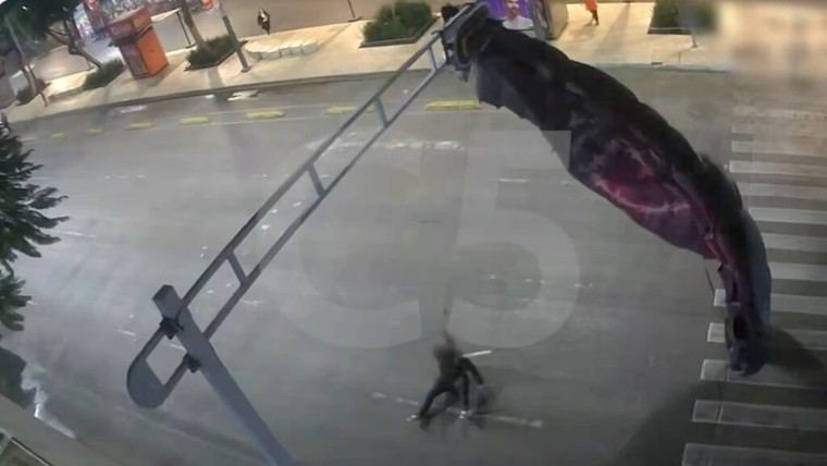 Paracaidista queda atrapado en un semáforo tras un mal aterrizaje