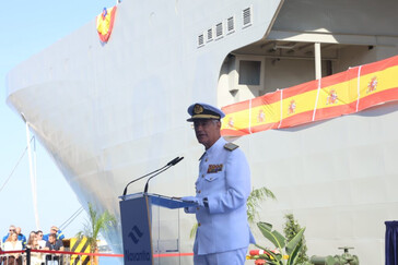El buque 'Poseidón' de la Armada comienza su travesía con Lola Higueras como madrina