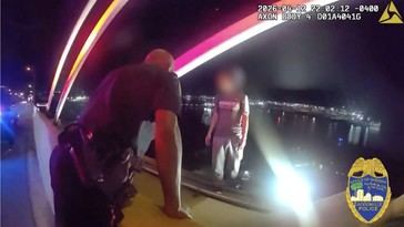 Policía salva a joven en peligro de suicidio desde un puente