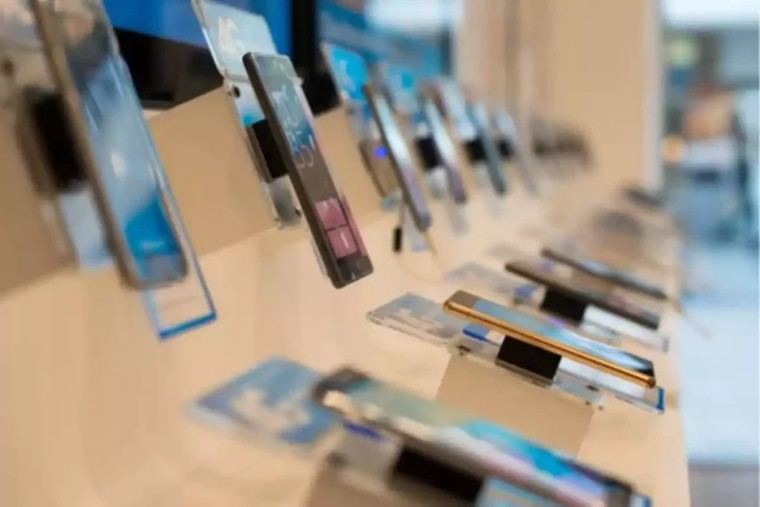 El Gobierno reduce aranceles para celulares y electrónicos en Argentina