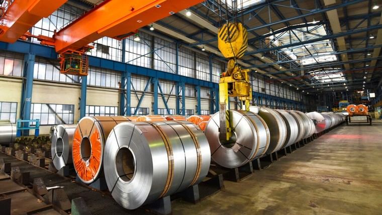 UE planea recortar cuotas de acero extranjero y aumentar aranceles a importaciones