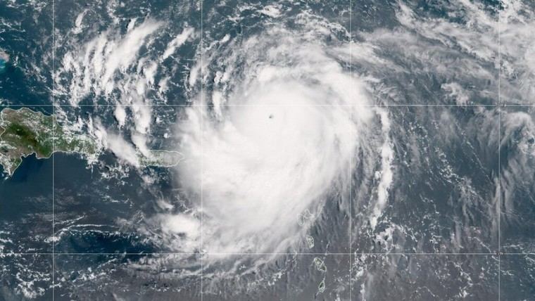 Huracán Erin se intensifica a categoría 5 con vientos de 255 km/h