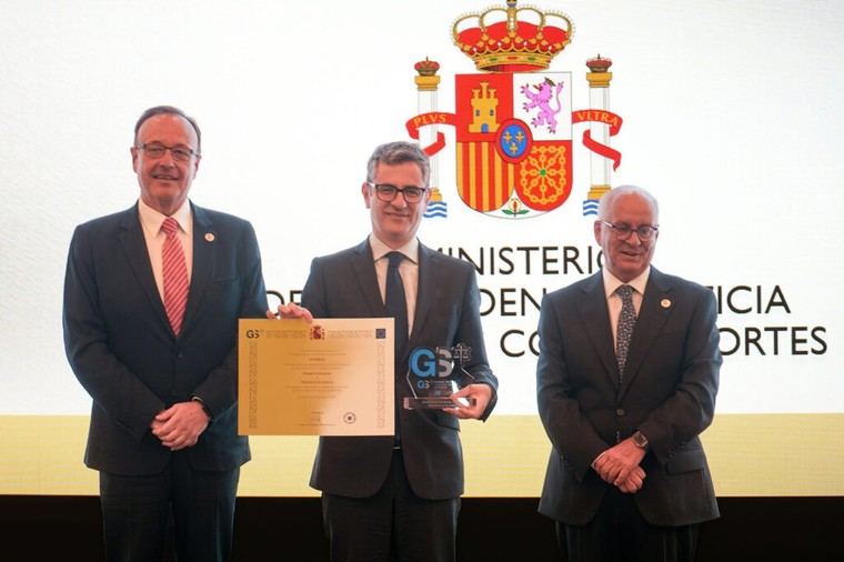 El Ministerio recibe un premio por su apoyo a los graduados sociales