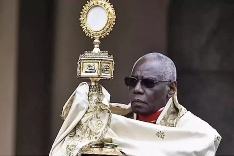 El Papa León XIV elige a Robert Sarah como su representante para las celebraciones de Santa Ana