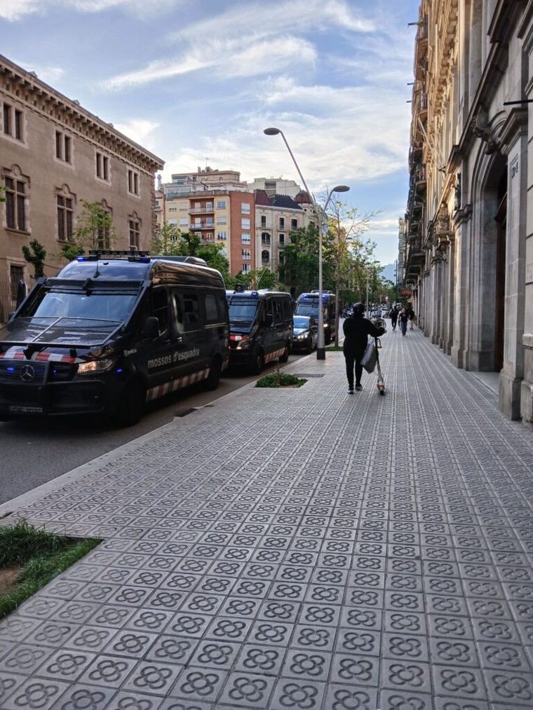 Detienen a un hombre por estafar a 50 personas con falsos alquileres en Barcelona