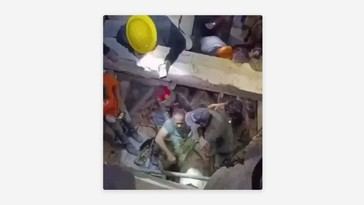 Rescatan a un hombre tras 30 horas bajo escombros en Venezuela