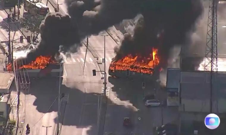 Paramilitares incendian más de 35 autobuses y un tren en Río de Janeiro