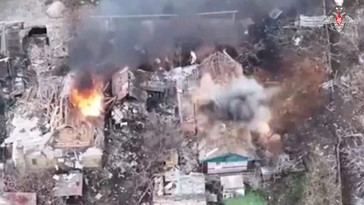 Rusia libera la localidad de Róvnoye en Donbass y despliega su bandera