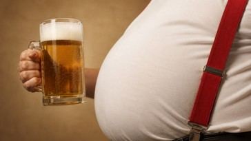La 'tripa cervecera' no solo se debe al consumo de cerveza: causas y soluciones