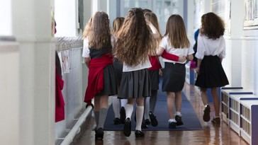 Escuelas en Inglaterra eliminarán las faldas del uniforme escolar