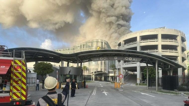 Explosión en fábrica de baterías en Taiwán deja heridos y humareda densa