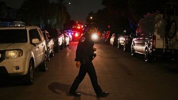 Policía y medios rodean la casa del sospechoso del ataque a Trump en Torrance
