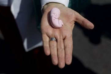 Mifepristone: Raíces eugenésicas y la conexión Clinton-Rockefeller en el control poblacional