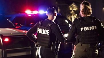 Exfuncionario de Biden enfrenta cargos por el asesinato accidental de su novia en la ducha